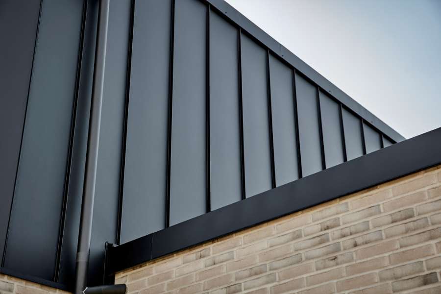 Stilvolle Stahlprofile an der Fassade eines neu errichteten Hauses mit Platz für alles, Navervænget 9, 6710 Esbjerg, Dänemark